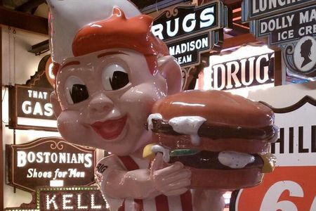 500 Schilder leuchten und glaenzen im American Sign Museum