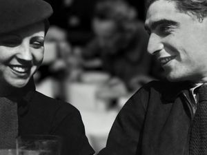 Gerda Taro war eine deutsche Fotografin Sie dokumentierte zusammen mit ihrem Partner Robert Capa die Graeuel des Spanischen Buergerkrieges Gerda Taro war eine deutsche Fotografin Sie dokumentierte zusammen mit ihrem Partner Robert Capa die Graeuel des Spanischen Buergerkrieges