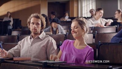 Eine Studentin erfährt dank der Merino Runners einen "Höhepunkt für die Füße" im Hörsaal