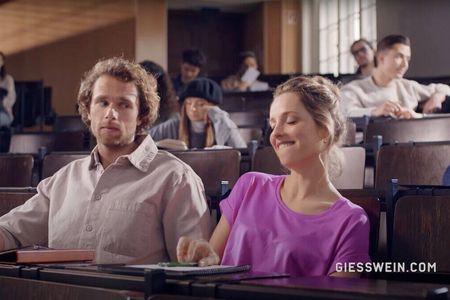 Eine Studentin erfährt dank der Merino Runners einen "Höhepunkt für die Füße" im Hörsaal