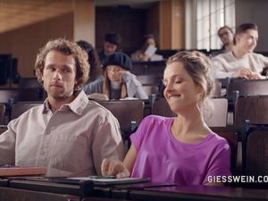 Eine Studentin erfährt dank der Merino Runners einen "Höhepunkt für die Füße" im Hörsaal Eine Studentin erfährt dank der Merino Runners einen "Höhepunkt für die Füße" im Hörsaal
