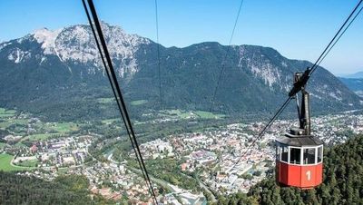 In achteinhalb Minuten befördert die denkmalgeschützte Predigtstuhlbahn ihre Passagiere direkt vom oberbayerischen