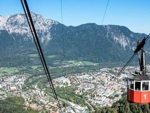 In achteinhalb Minuten befördert die denkmalgeschützte Predigtstuhlbahn ihre Passagiere direkt vom oberbayerischen In achteinhalb Minuten befördert die denkmalgeschützte Predigtstuhlbahn ihre Passagiere direkt vom oberbayerischen