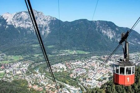 In achteinhalb Minuten befördert die denkmalgeschützte Predigtstuhlbahn ihre Passagiere direkt vom oberbayerischen