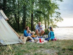 Campen in erster Reihe ist gerade in der Ansommern-Zeit auf den Campingplaetzen an der Mecklemburgischen Seenplatte kein Problem Campen in erster Reihe ist gerade in der Ansommern-Zeit auf den Campingplaetzen an der Mecklemburgischen Seenplatte kein Problem