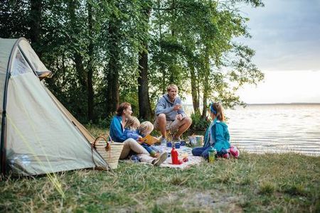 Campen in erster Reihe ist gerade in der Ansommern-Zeit auf den Campingplaetzen an der Mecklemburgischen Seenplatte  kein Problem