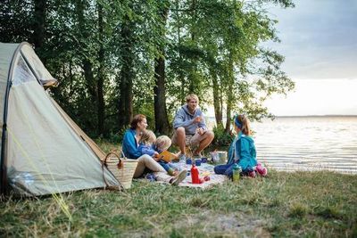 Campen in erster Reihe ist gerade in der Ansommern-Zeit auf den Campingplaetzen an der Mecklemburgischen Seenplatte  kein Problem