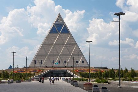Astana, die Stadt des Friedens, ist eine ziemlich junge Stadt am Ufer des Ischim