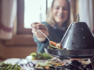 Chapeau! Der „Tirolerhut“ ist ein mit glühenden Kohlen befülltes Fonduegefäß und wird im Aar Wirt im österreichischen Skigebiet Hochfügen mit Fleisch und Gemüse serviert. Chapeau! Der „Tirolerhut“ ist ein mit glühenden Kohlen befülltes Fonduegefäß und wird im Aar Wirt im österreichischen Skigebiet Hochfügen mit Fleisch und Gemüse serviert