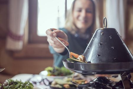Chapeau! Der „Tirolerhut“ ist ein mit glühenden Kohlen befülltes Fonduegefäß und wird im Aar Wirt im österreichischen Skigebiet Hochfügen mit Fleisch und Gemüse serviert