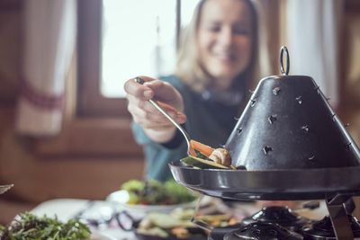Chapeau! Der „Tirolerhut“ ist ein mit glühenden Kohlen befülltes Fonduegefäß und wird im Aar Wirt im österreichischen Skigebiet Hochfügen mit Fleisch und Gemüse serviert