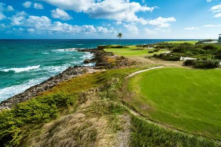 Gaeste des Sandals Emerald Bay Bahamas golfen wie die Profis auf dem von Golflegende Greg Norman gestalteten 18-Loch-Platz