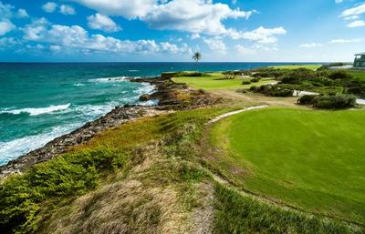 Gaeste des Sandals Emerald Bay Bahamas golfen wie die Profis auf dem von Golflegende Greg Norman gestalteten 18-Loch-Platz