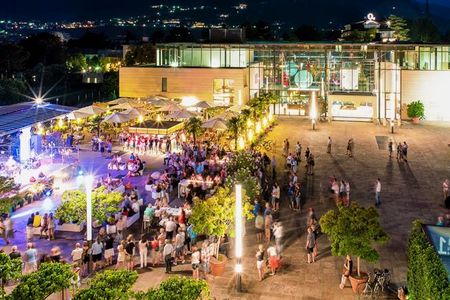 Nach dem Besuch von Südtirols Signature Spa genießen Gäste abends zahlreiche, kostenfreie Events auf dem Meraner Thermenplatz