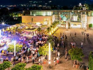 Nach dem Besuch von Südtirols Signature Spa genießen Gäste abends zahlreiche, kostenfreie Events auf dem Meraner Thermenplatz Nach dem Besuch von Südtirols Signature Spa genießen Gäste abends zahlreiche, kostenfreie Events auf dem Meraner Thermenplatz