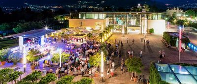 Nach dem Besuch von Südtirols Signature Spa genießen Gäste abends zahlreiche, kostenfreie Events auf dem Meraner Thermenplatz