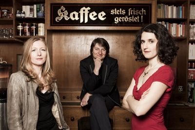 Drei Damen spielen im Jazzclub Unterfahrt waehrend der Munich Summer Jazz Week