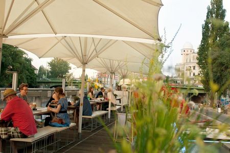 Das Sonnendeck des Badeschiffs Wien laedt zum entspannten Verweilen