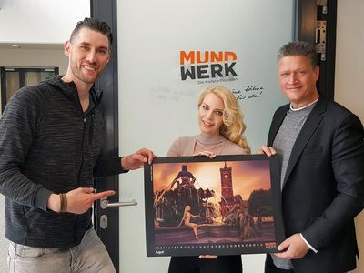 Eva Wenzel und Kristian Liebrand praesentieren den Kalender