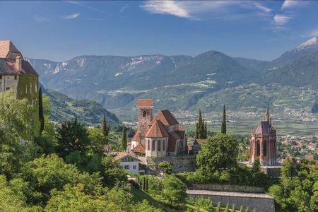 Neben der Pfarrkirche und in Sichtweite von Schloss Schenna befindet sich das Mausoleum