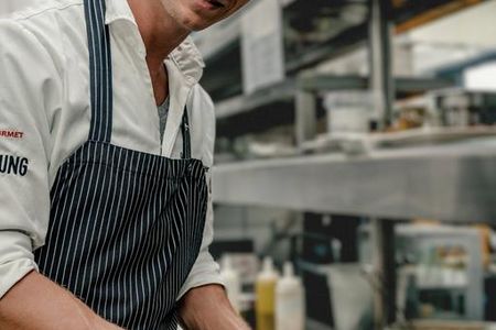 Sternechef, Ausbilder und Kreativlabor in Personalunion – der 35-jährige Maximilian Moser ist als Kulinarischer Direktor des Hotel Vier Jahreszeiten Starnberg/Oberbayern erster Ansprechpartner für alle gastronomischen Belange