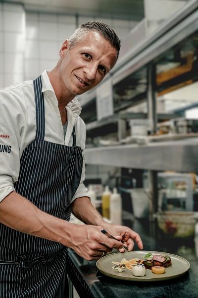 Sternechef, Ausbilder und Kreativlabor in Personalunion – der 35-jährige Maximilian Moser ist als Kulinarischer Direktor des Hotel Vier Jahreszeiten Starnberg/Oberbayern erster Ansprechpartner für alle gastronomischen Belange