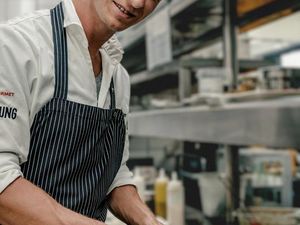 Sternechef, Ausbilder und Kreativlabor in Personalunion – der 35-jährige Maximilian Moser ist als Kulinarischer Direktor des Hotel Vier Jahreszeiten Starnberg/Oberbayern erster Ansprechpartner für alle gastronomischen Belange Sternechef, Ausbilder und Kreativlabor in Personalunion – der 35-jährige Maximilian Moser ist als Kulinarischer Direktor des Hotel Vier Jahreszeiten Starnberg/Oberbayern erster Ansprechpartner für alle gastronomischen Belange