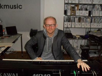 Dieter Falk hat eine Professur an der Robert-Schumann-Hochschule in Duesseldorf.