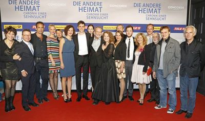 Edgar Reitz im Kreis seines Filmteams.