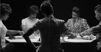 Lorna Simpson, Chess,Schach Filmstill, 2013, Musik und Performance Jason Moran, courtesy the artist, Salon 94, New York, und Galerie Nathalie Obadia, Paris, Bruessel
