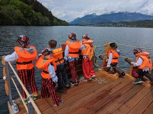 Neue Attraktion am Millstätter See: Das Piratenschiff steuert zielstrebig auf die Bucht am Südufer zu Neue Attraktion am Millstätter See: Das Piratenschiff steuert zielstrebig auf die Bucht am Südufer zu
