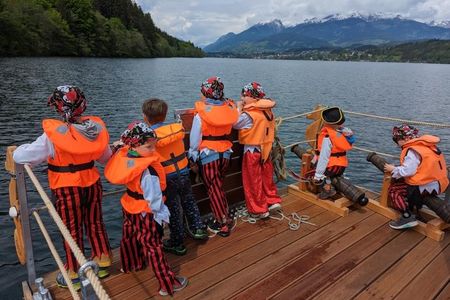 Neue Attraktion am Millstätter See: Das Piratenschiff steuert zielstrebig auf die Bucht am Südufer zu