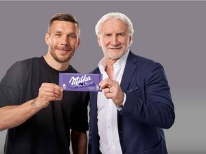 Rudi Völler und Lukas Podolski treten für Milka an