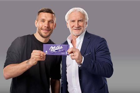 Rudi Völler und Lukas Podolski treten für Milka an