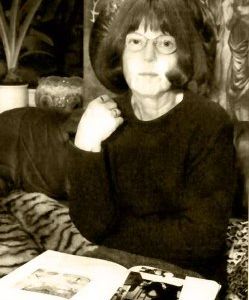 Sarah Kirsch ist tot. Ab 1960 veröffentlichte Ingrid Hella Irmelinde Bernstein lyrische Texte in Anthologien und Zeitschriften unter dem Vornamen-Pseudonym Sarah.