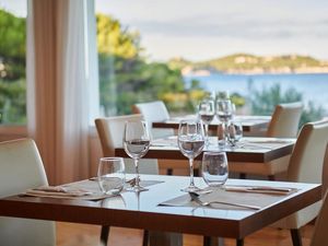 Dinner mit Blick aufs blaue Mittelmeer – Zeit zu zweit genießen Paare im mallorquinischen Adults Only Grupotel Aguait Resort & Spa dank direktem Meereszugang, Spa und Gala-Dinner