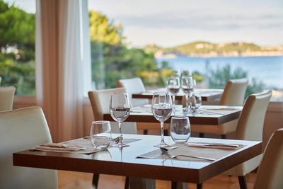 Dinner mit Blick aufs blaue Mittelmeer – Zeit zu zweit genießen Paare im mallorquinischen Adults Only Grupotel Aguait Resort & Spa dank direktem Meereszugang, Spa und Gala-Dinner