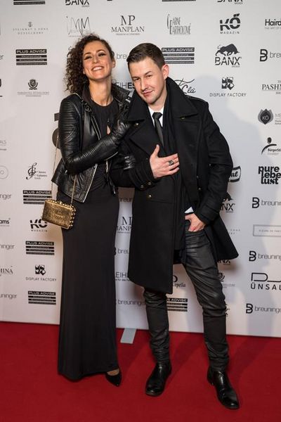 Lenny Pojarov mit der Gewinner-Jacke und dem Duesseldorfer DJ Andy Lansky