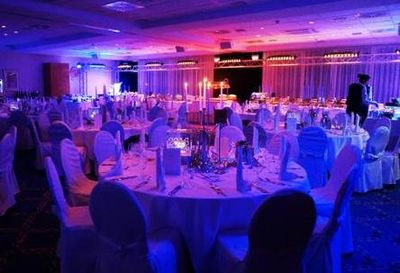 Im Festsaal des Hotel Vier Jahreszeiten Starnberg wird beim Silvesterball ins neue Jahr gefeiert