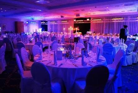 Im Festsaal des Hotel Vier Jahreszeiten Starnberg wird beim Silvesterball ins neue Jahr gefeiert