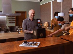 Shot Machine Jürgen Vogel gibt in der Jägermeister-Kampagne den perfekten Gastgeber Shot Machine Jürgen Vogel gibt in der Jägermeister-Kampagne den perfekten Gastgeber