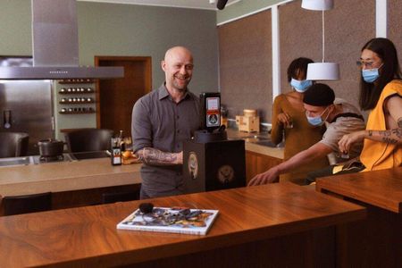Shot Machine Jürgen Vogel gibt in der Jägermeister-Kampagne den perfekten Gastgeber
