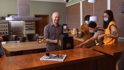 Shot Machine Jürgen Vogel gibt in der Jägermeister-Kampagne den perfekten Gastgeber