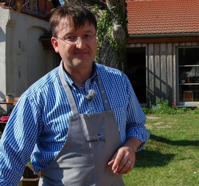 Wohl wissend, dass eben die Kueche von den Machern lebt und maßgeblich gepraegt wird, die so zu Sternekoechen gekürt werden. Wohl wissend, dass eben die Kueche von den Machern lebt und maßgeblich gepraegt wird, die so zu Sternekoechen gekürt werden.