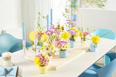 Tischarrangement mit Chrysanthemen