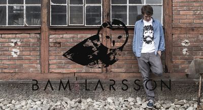 Bam Larsson bringt zusammen was scheinbar nicht zusammen gehört. Mode, Design und Nachhaltigkeit. Und zwar auf seine Weise: frech, widersprüchlich und unberechenbar. Das Online Start-up aus Süddeutschland bringt im April seine erste Kollektion individueller Designer-T-Shirts auf den Markt.