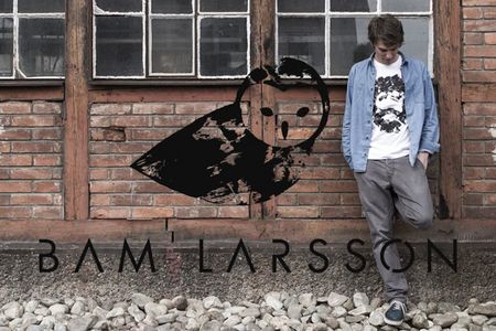 Bam Larsson bringt zusammen was scheinbar nicht zusammen gehört. Mode, Design und Nachhaltigkeit. Und zwar auf seine Weise: frech, widersprüchlich und unberechenbar. Das Online Start-up aus Süddeutschland bringt im April seine erste Kollektion individueller Designer-T-Shirts auf den Markt.