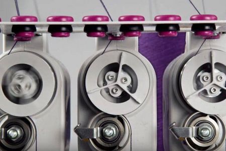 Die Strickmachine steht im Mittelpunkt von Looop