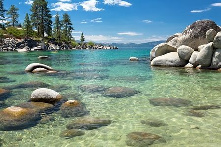 Seensuchtsorte am Wasser und Leise plaetschern die Wellen gegen das Ufer des  Lake Tahoe in Nevada