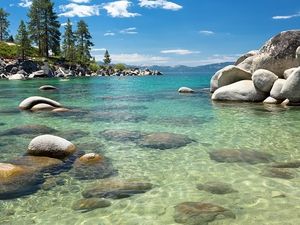 Seensuchtsorte am Wasser und Leise plaetschern die Wellen gegen das Ufer des Lake Tahoe in Nevada Seensuchtsorte am Wasser und Leise plaetschern die Wellen gegen das Ufer des Lake Tahoe in Nevada